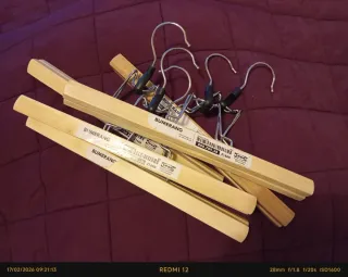 Perchas Bumerang IKEA Madera. Lote de 5