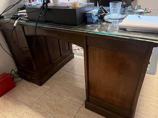 Escritorio antiguo de madera