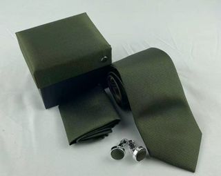 Corbata verde oliva + gemelos + pañuelo + caja