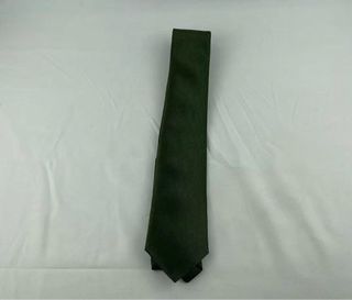 Corbata verde oliva + gemelos + pañuelo + caja