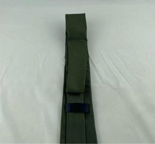 Corbata verde oliva + gemelos + pañuelo + caja