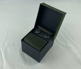 Corbata verde oliva + gemelos + pañuelo + caja