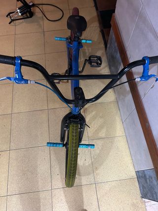 Bicicleta BMX azul con pedales