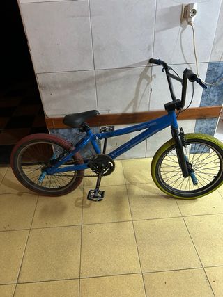 Bicicleta BMX azul con pedales