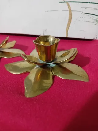 Dos portavelas  con forma de flor