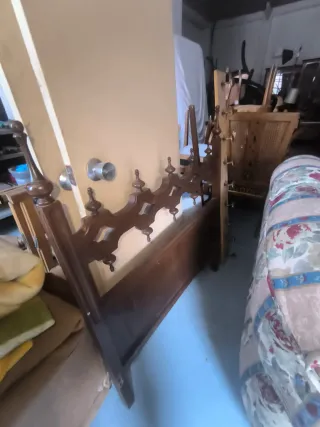 Cabecero de madera antiguo