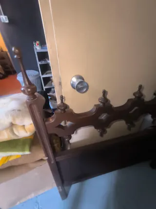 Cabecero de madera antiguo