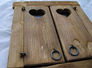 Finestrella rustica con cuori traforati