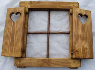 Finestrella rustica con cuori traforati