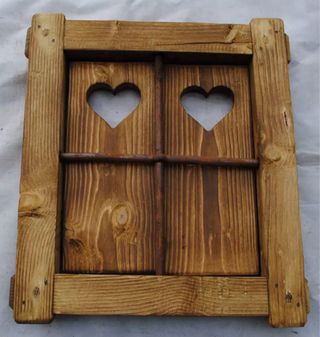 Finestrella rustica con cuori traforati
