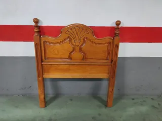Cabecero de madera tallada