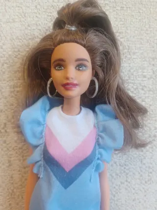 Barbie Fashionista 121 con pierna protésica