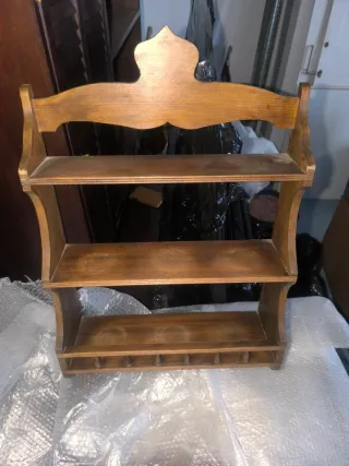 Estantería de madera antigua