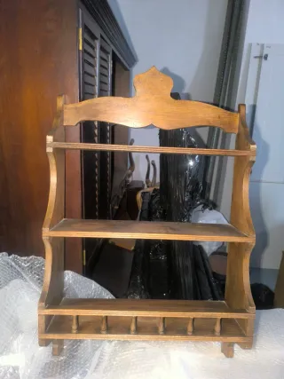 Estantería de madera antigua