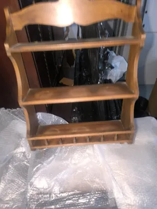 Estantería de madera antigua