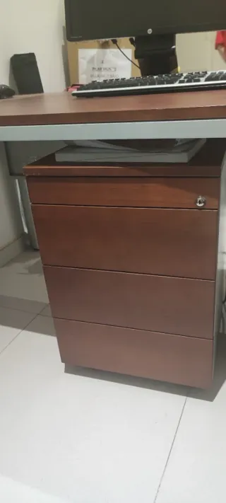Mesa escritorio con cajonera