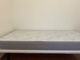 Colchón y somier 90cm nuevos. Usados 3 noches.