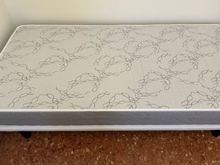 Colchón y somier 90cm nuevos. Usados 3 noches.