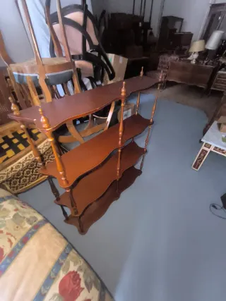 Estantería antigua de madera