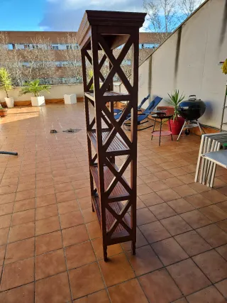 Estantería de madera maciza