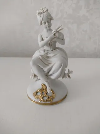 Statuina Capodimonte bambina con coniglio
