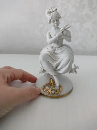 Statuina Capodimonte bambina con coniglio