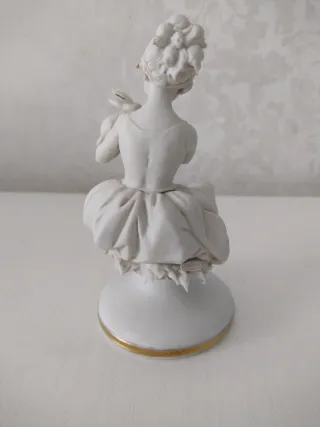 Statuina Capodimonte bambina con coniglio