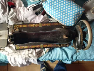 Máquina de coser antigua decorada