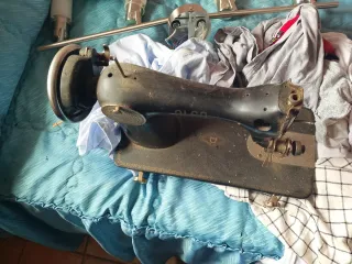 Máquina de coser antigua decorada