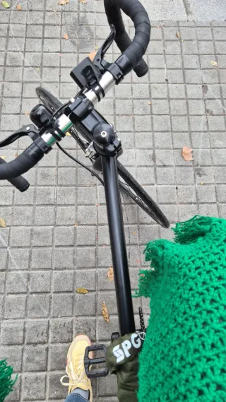 Bicicleta Fixie Negra con frenos y sillín nuevos