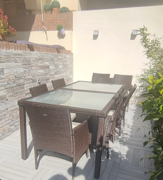 Mesa ratán marrón y 4 sillones con cojines