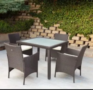 Mesa ratán marrón y 4 sillones con cojines