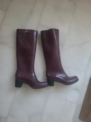Botas de agua burdeos con tacón