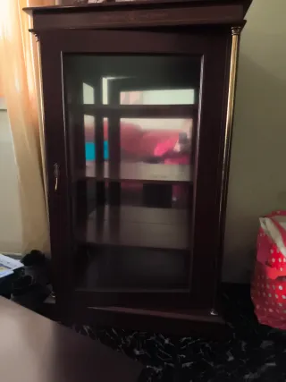 Mueble vitrina madera y cristal