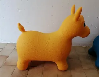 Cavallo cavalcabile "giallo" + 10 mesi.