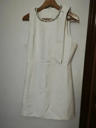 Vestido blanco fiesta con etiqueta.