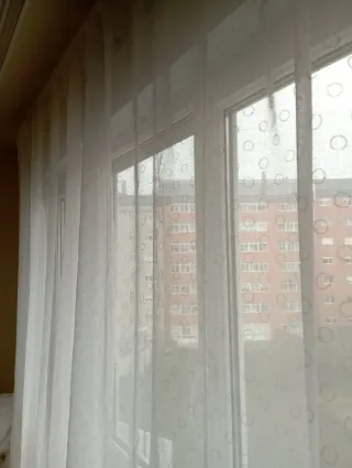 Cortinas blancas con topos