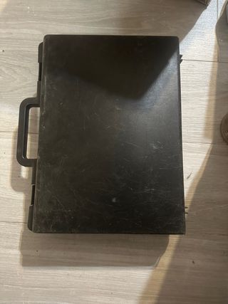 Maletín con varios anzuelos montados