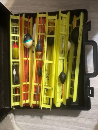 Maletín con varios anzuelos montados