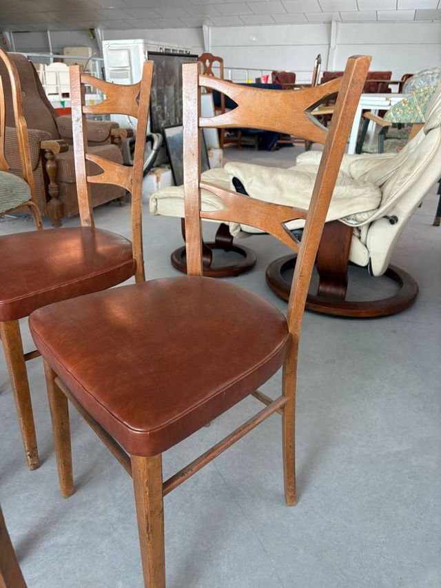 4 SILLAS DE MADERA