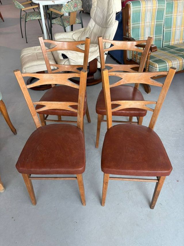 4 SILLAS DE MADERA
