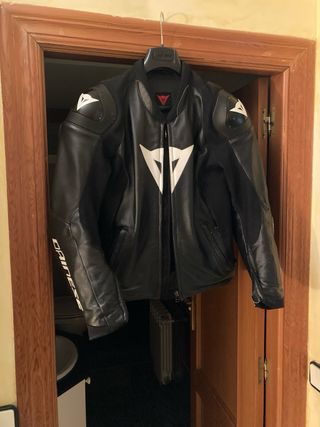 Chaqueta Dainese Moto Cuero Negra Deportiva