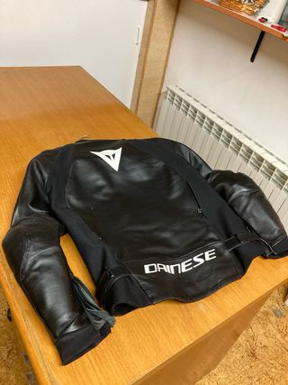 Chaqueta Dainese Moto Cuero Negra Deportiva