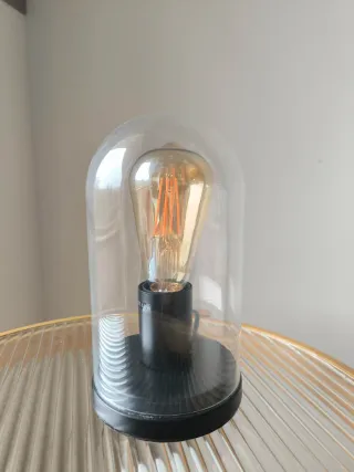 Lámpara de mesa cristal y base negra y bombilla