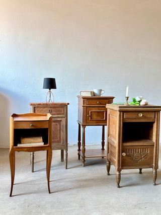 Preciosas mesitas francesas antiguas de madera.