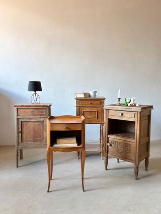 Preciosas mesitas francesas antiguas de madera.