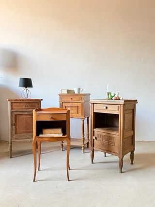 Preciosas mesitas francesas antiguas de madera.