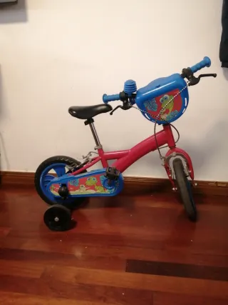Bicicleta infantil rosa con ruedines