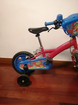 Bicicleta infantil rosa con ruedines
