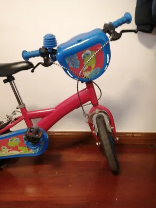 Bicicleta infantil rosa con ruedines